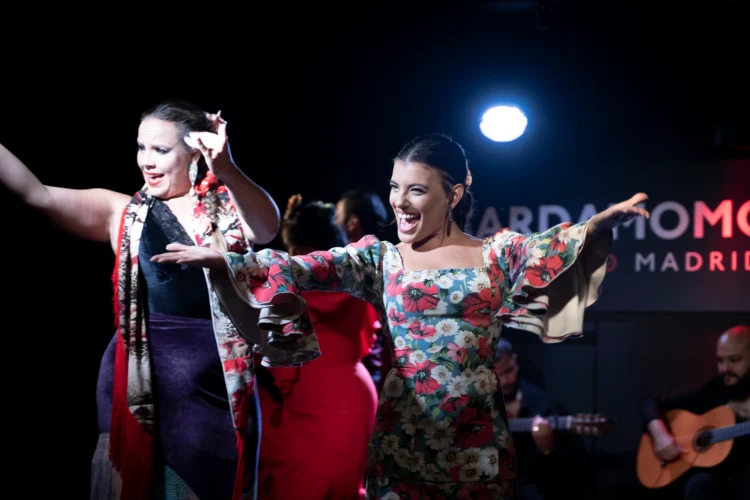 Flamenco-Tänzerinnen im Cardamomo Madrid in Blumenkleidern während einer Show im Mai.