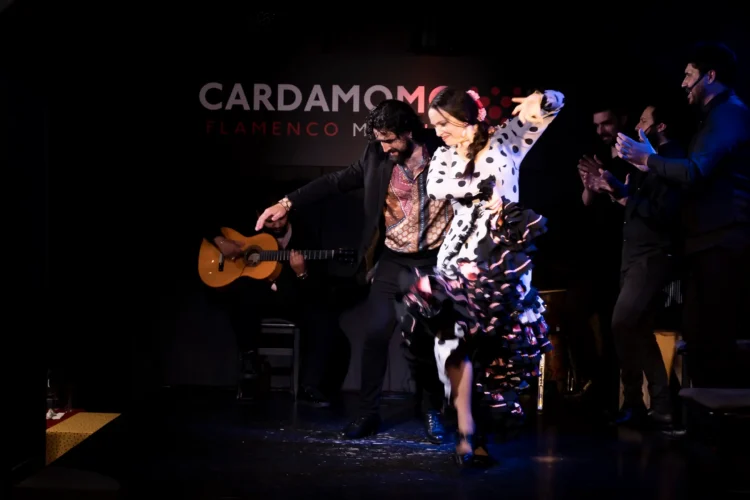 Cuadro flamenco al completo durante un espectáculo de flamenco en Cardamomo, Madrid, en septiembre (con nombre: "La bailaora [nombre] con el cuadro flamenco durante un espectáculo en Cardamomo, en septiembre") Leyenda: El cuadro de Cardamomo en directo: baile, guitarra y jaleo Como es foto vuestra hecha en el tablao, el alt sí dice "en Cardamomo" (es cierto). ¿Sabes quiénes son los artistas para afinar el alt? Y si quieres, te preparo la tarjeta de Trello de la página de septiembre.