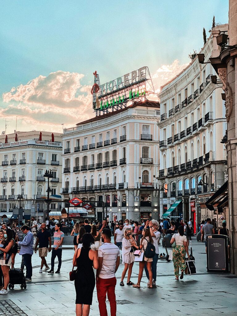 Puerta del Sol. Centro geográfico de Madrid y a un paso del tablao Cardamomo