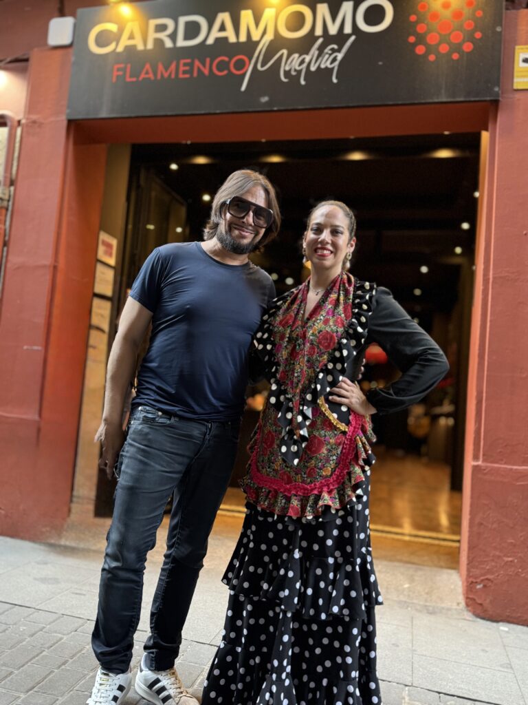 Joaquín Cortés posando con Estefanía Narváez en la entrada de Cardamomo Flamenco Madrid