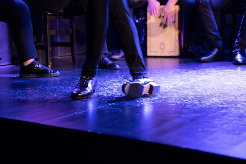 zapatos y cajon flamenco en el escenario de Cardamomo Flamenco Madrid