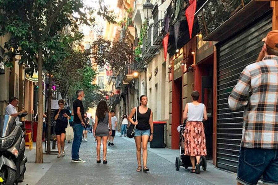 Gente transitando por la Calle Echegaray de Madrid