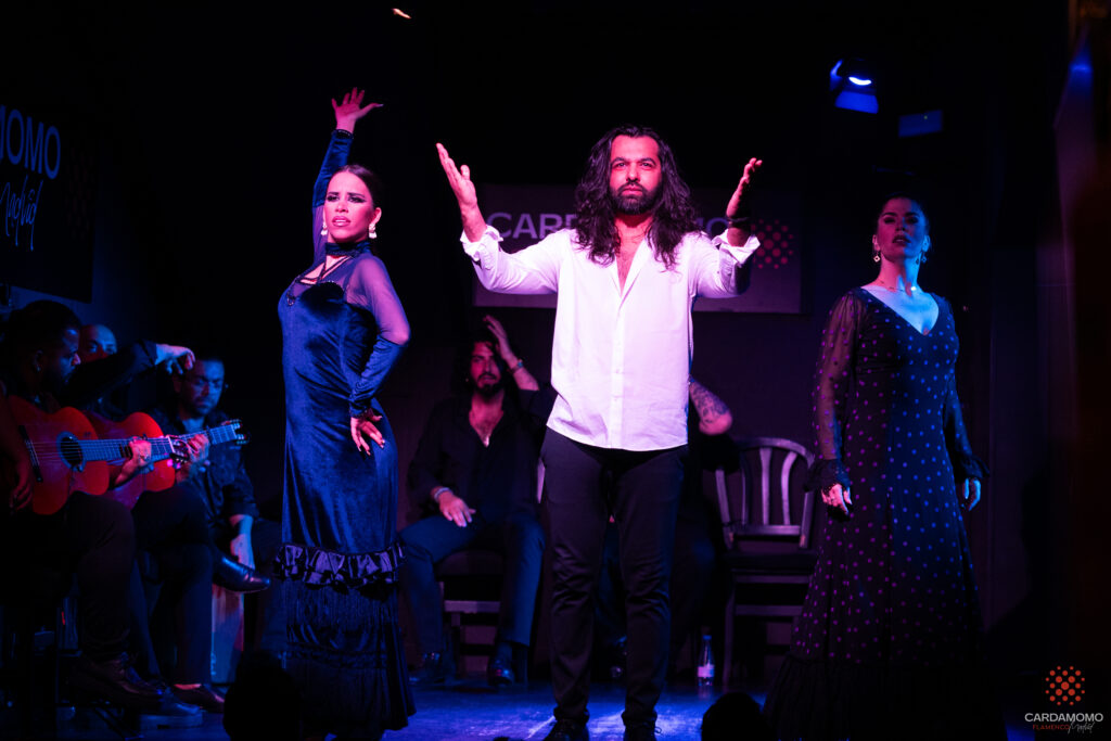 Cuadro Flamenco de Cardamomo, con Josue Reyes, Cynthia Cano y Nerea Fernandez al final de la presentación del show
