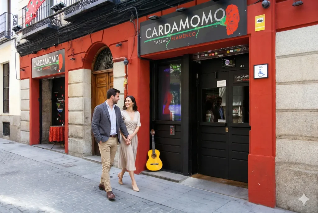 Pareja enamorada llegando a Cardamomo Flamenco Madrid para disfrutar de un plan en pareja original