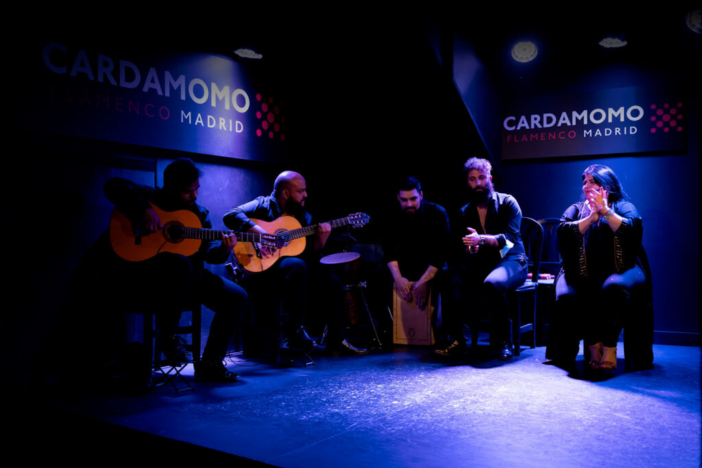 Grupos de artistas, dos guitarristas, un percusionista y dos cantantes