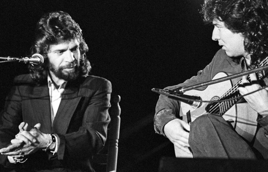 Camarón de la Isla cantando con entrega junto a Tomatito a la guitarra flamenca durante una actuación en los años 70.