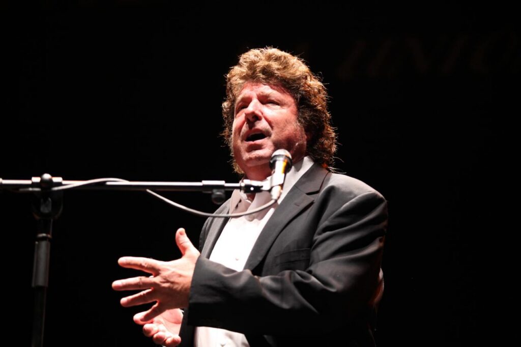 Retrato de Enrique Morente cantando en directo, capturando la intensidad y el sentimiento del arte jondo.