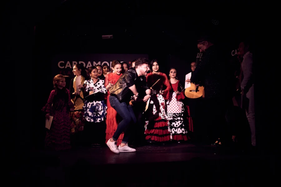 Grupo de estudiantes bailando flamenco sobre el escenario de Cardamomo
