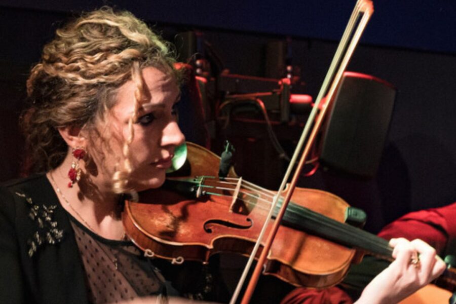 Gloria Wasmer tocando el violín en Cardamomo Flamenco Madrid, su toque es representativo del flamenco fusion
