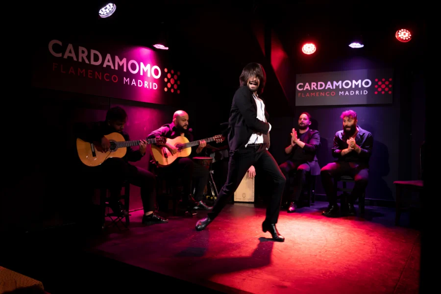 El bailaor Juan de Juan ejecutando un desplante por bulerías en el fin de fiesta del tablao Cardamomo en Madrid.