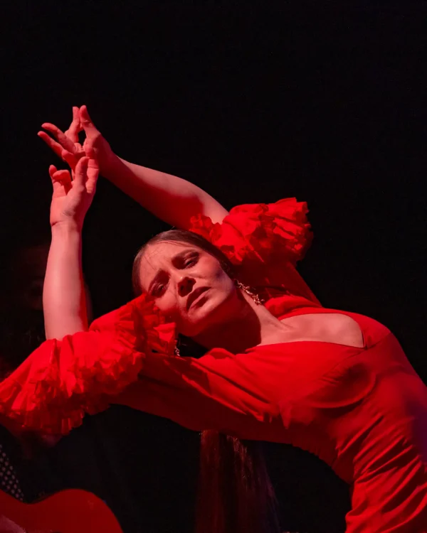 Luana Rubin bailando sobre las tablas de Cardamomo Flamenco Madrid