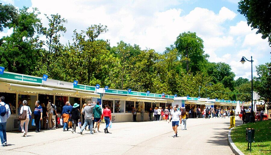 Feria del Libro de Madrid en el Parque del Retiro en junio