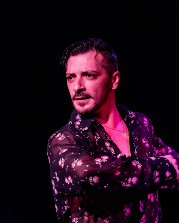Daniel Ramos sobre el escenario del tablao Cardamomo Flamenco Madrid