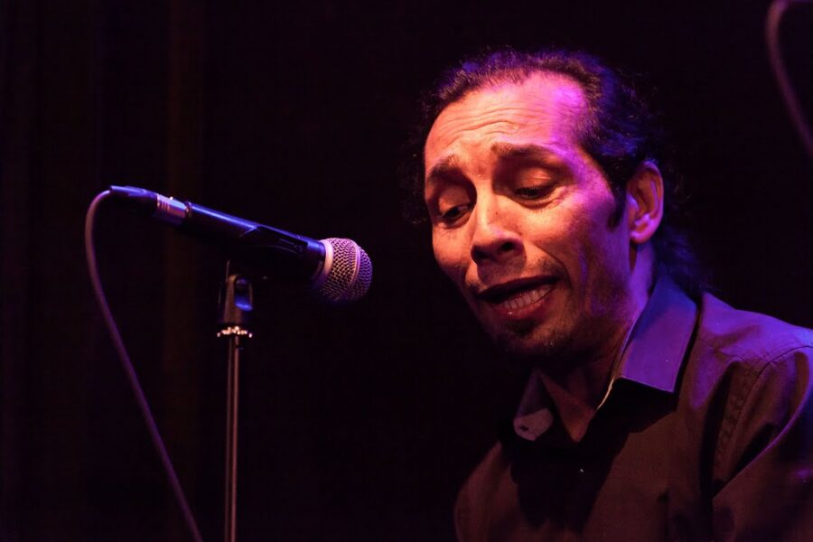 Antonio El Ciervo lancia un quejío flamenco dal vivo al tablao Cardamomo.