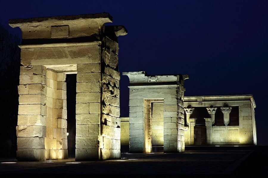 Templo de Debod iluminado de noche en Madrid