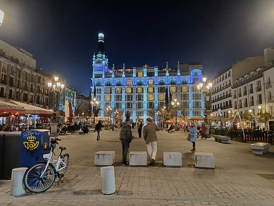 Terrazas y ambiente nocturno en la Plaza de Santa Ana en Madrid de noche