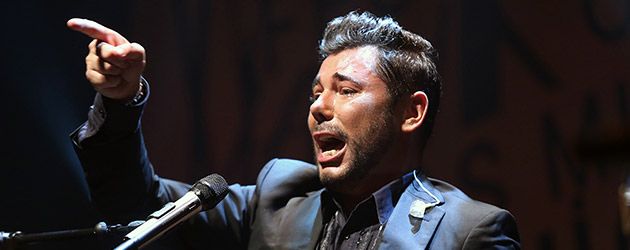Miguel Poveda cantando en directo en el Festival del Cante de las Minas