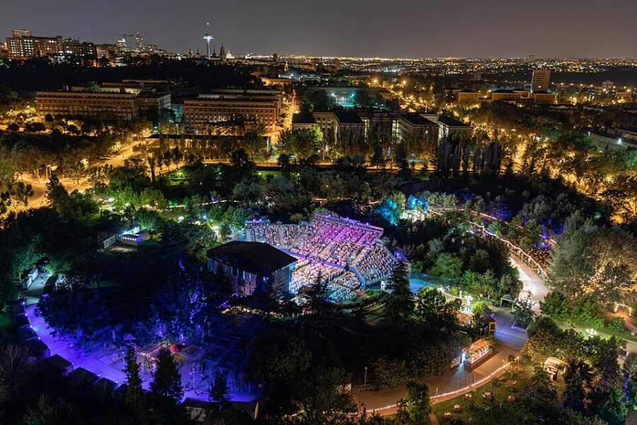 Luftaufnahme des Festivals Noches del Botánico in Madrid bei Nacht