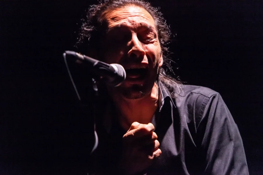 El cantaor Antonio el Ciervo interpretando cante jondo en directo en el tablao Cardamomo de Madrid