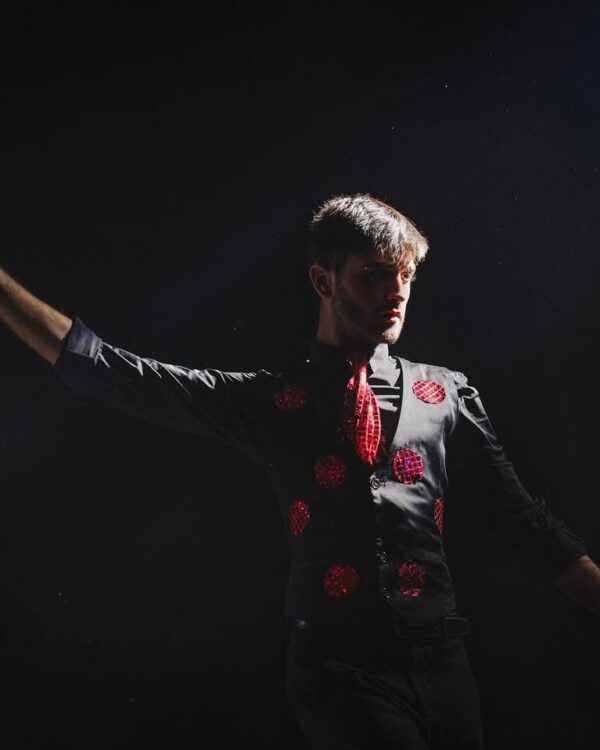 El bailaor de flamenco Christian Martín en plena actuación, con el brazo extendido durante un baile