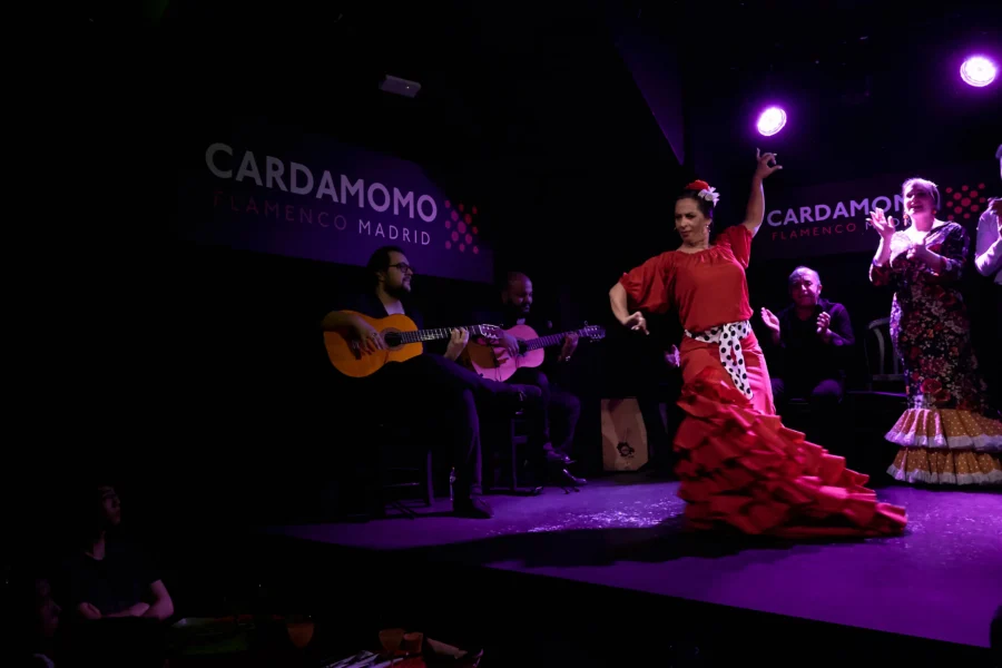 La bailaora Raquela Ortega "La Tosito" con bata de cola roja en un espectáculo de baile flamenco en directo en el tablao Cardamomo de Madrid