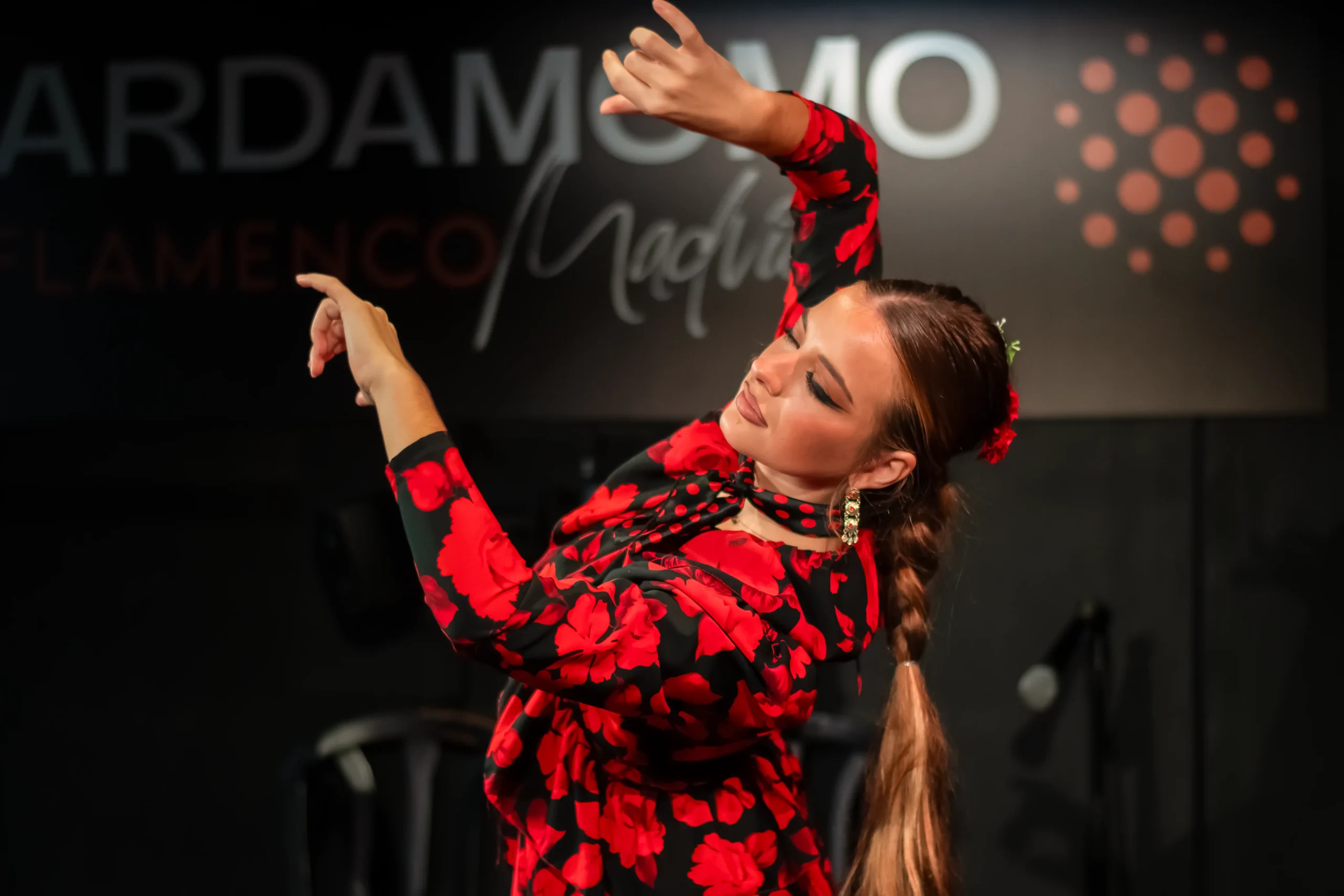 マドリードのタブラオ・カルダモモのフラメンコ舞踊ライブ公演で腕の動きを披露する踊り手パウラ・モレノ