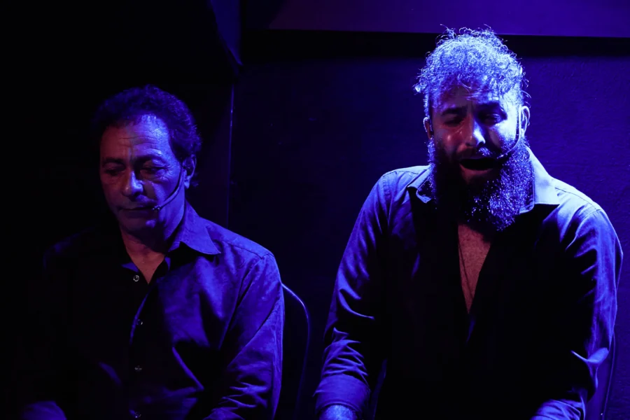 El cantaor José del Calli interpretando una seguiriya en un espectáculo de cante jondo en directo en el tablao Cardamomo de Madrid