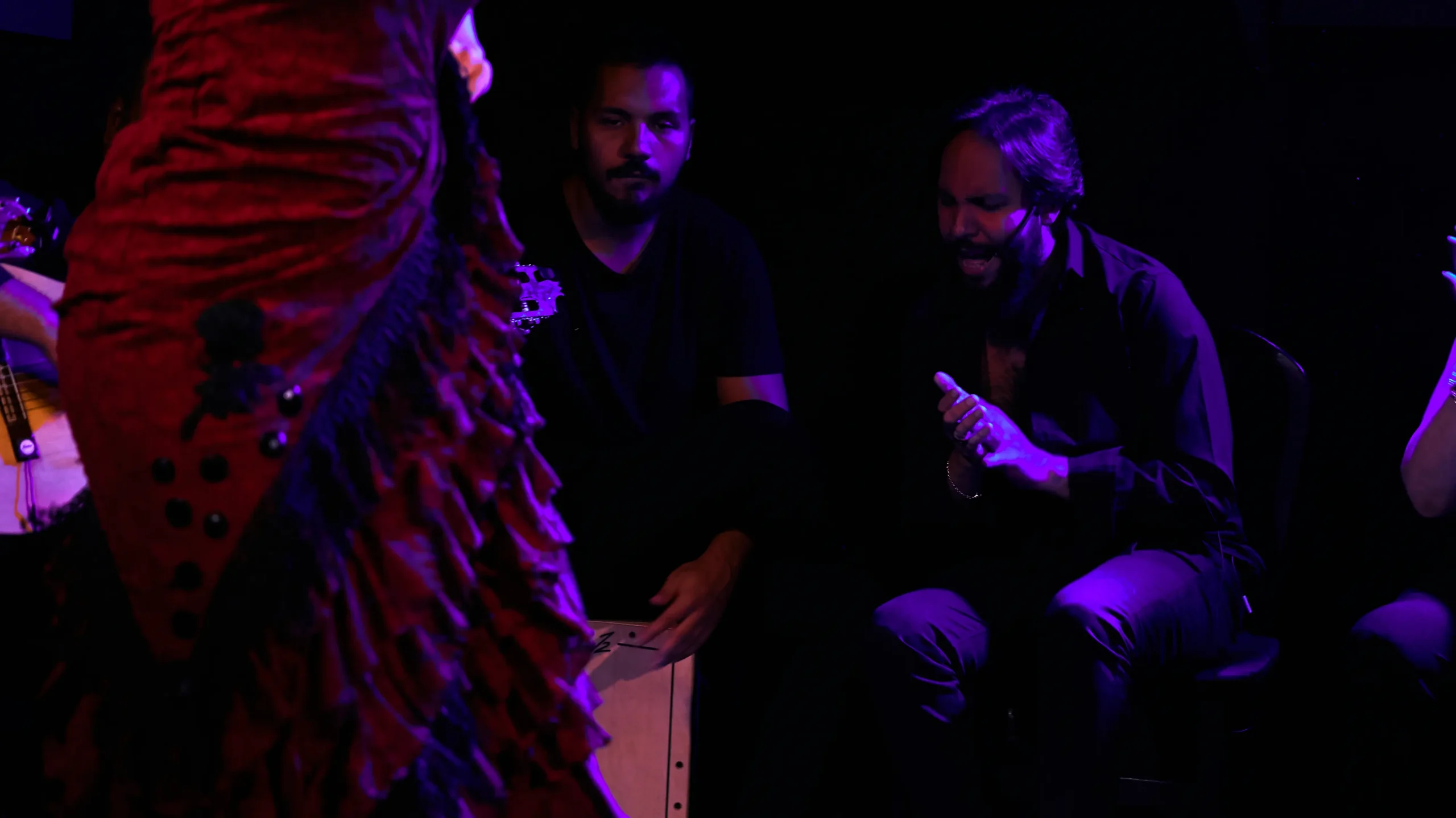 Cantaor y cajón marcando el compás de una seguiriya junto a una bailaora en un espectáculo de flamenco en directo en el tablao Cardamomo de Madrid 