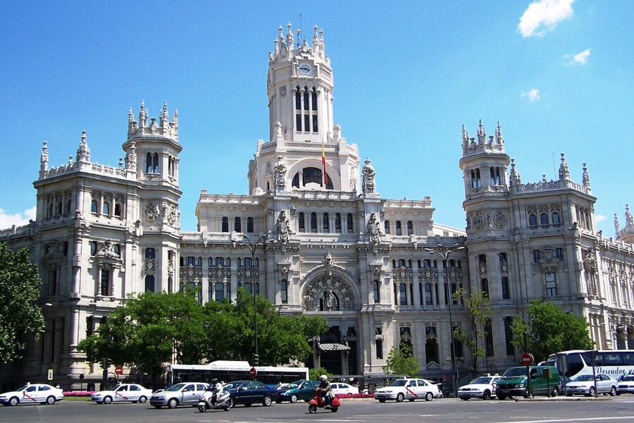 Fotografía del Ayuntamiento de Madrid en el mes de Septiembre, fin del verano e inicio del otoño.