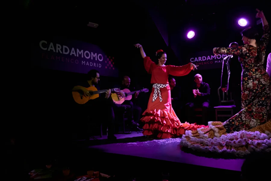 Cuadro flamenco al completo — baile, cante y guitarra — celebrando el Día del Flamenco en Cardamomo, Madrid