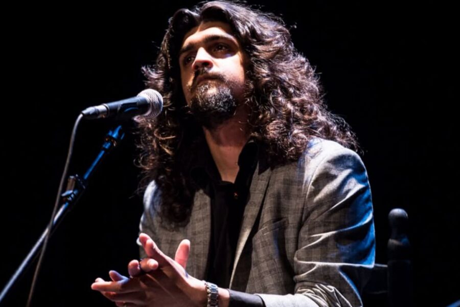 El cantaor flamenco Israel Fernández ante el micrófono durante una actuación de cante, una de las voces del cante actual Leyenda: Israel Fernández, una de las grandes voces del cante flamenco actual. Foto: Rafa Manjavacas / deflamenco.com EN Alt: The flamenco singer Israel Fernández at the microphone during a cante performance, one of the voices of today's cante Leyenda: Israel Fernández, one of the great voices of today's flamenco cante. Photo: Rafa Manjavacas / deflamenco.com FR Alt: Le chanteur de flamenco Israel Fernández devant le micro pendant une performance de cante, l'une des voix du cante actuel Leyenda: Israel Fernández, l'une des grandes voix du cante flamenco actuel. Photo : Rafa Manjavacas / deflamenco.com DE Alt: Der Flamenco-Sänger Israel Fernández am Mikrofon während einer Cante-Darbietung, eine der Stimmen des heutigen Cante Leyenda: Israel Fernández, eine der großen Stimmen des heutigen Flamenco-Cante. Foto: Rafa Manjavacas / deflamenco.com PT Alt: O cantaor flamenco Israel Fernández ao microfone durante uma atuação de cante, uma das vozes do cante atual Leyenda: Israel Fernández, uma das grandes vozes do cante flamenco atual. Foto: Rafa Manjavacas / deflamenco.com IT Alt: Il cantaore flamenco Israel Fernández al microfono durante un'esibizione di cante, una delle voci del cante attuale Leyenda: Israel Fernández, una delle grandi voci del cante flamenco attuale. Foto: Rafa Manjavacas / deflamenco.com ZH Alt: 弗拉门戈歌者伊斯拉埃尔·费尔南德斯在麦克风前献唱，是当代歌唱之声之一 Leyenda: 伊斯拉埃尔·费尔南德斯，当代弗拉门戈歌唱的伟大嗓音之一。摄影：Rafa Manjavacas / deflamenco.com JA Alt: マイクの前でカンテを披露するフラメンコの歌い手イスラエル・フェルナンデス、現代のカンテの声のひとり Leyenda: イスラエル・フェルナンデス、現代フラメンコのカンテを代表する偉大な声のひとり。写真：Rafa Manjavacas / deflamenco.com RU Alt: Певец фламенко Исраэль Фернандес у микрофона во время исполнения канте, один из голосов современного канте Leyenda: Исраэль Фернандес, один из великих голосов современного фламенко-канте. Фото: Rafa Manjavacas / deflamenco.com Dos apuntes: Formato: convierte a 1 mensaje en cola. Se enviará tras la respuesta actual. manjavacas