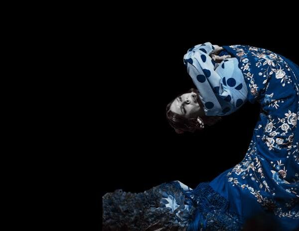 La bailaora de flamenco Nieves Cortés con mantón azul durante una actuación de baile